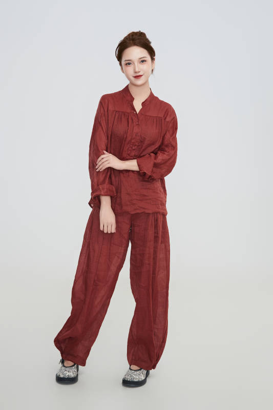 在摄影棚拍摄的青年时尚女性