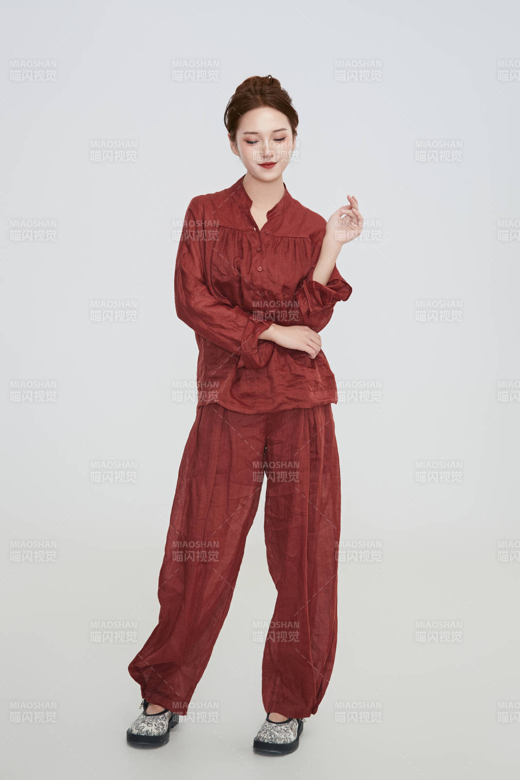 在摄影棚拍摄的青年时尚女性