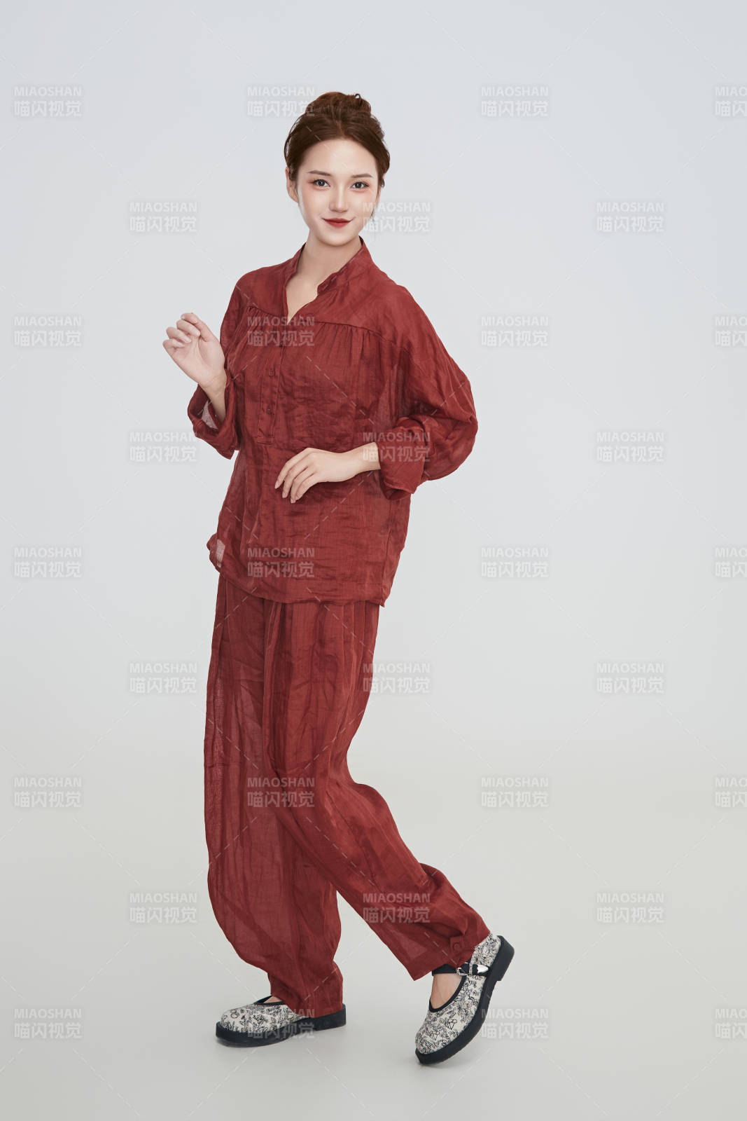 在攝影棚拍攝的青年時尚女性