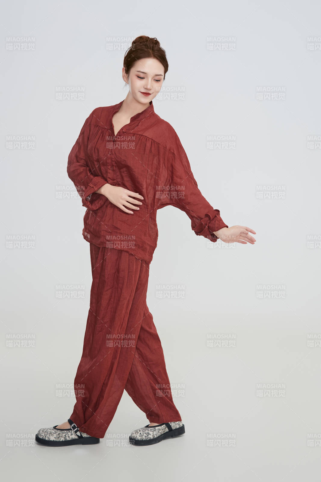 在攝影棚拍攝的青年時(shí)尚女性