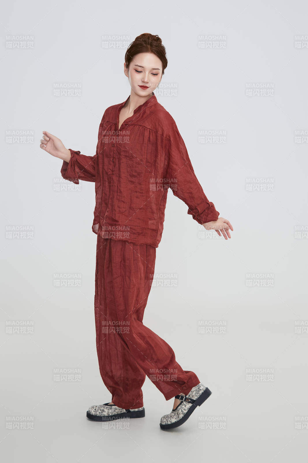 在摄影棚拍摄的青年时尚女性