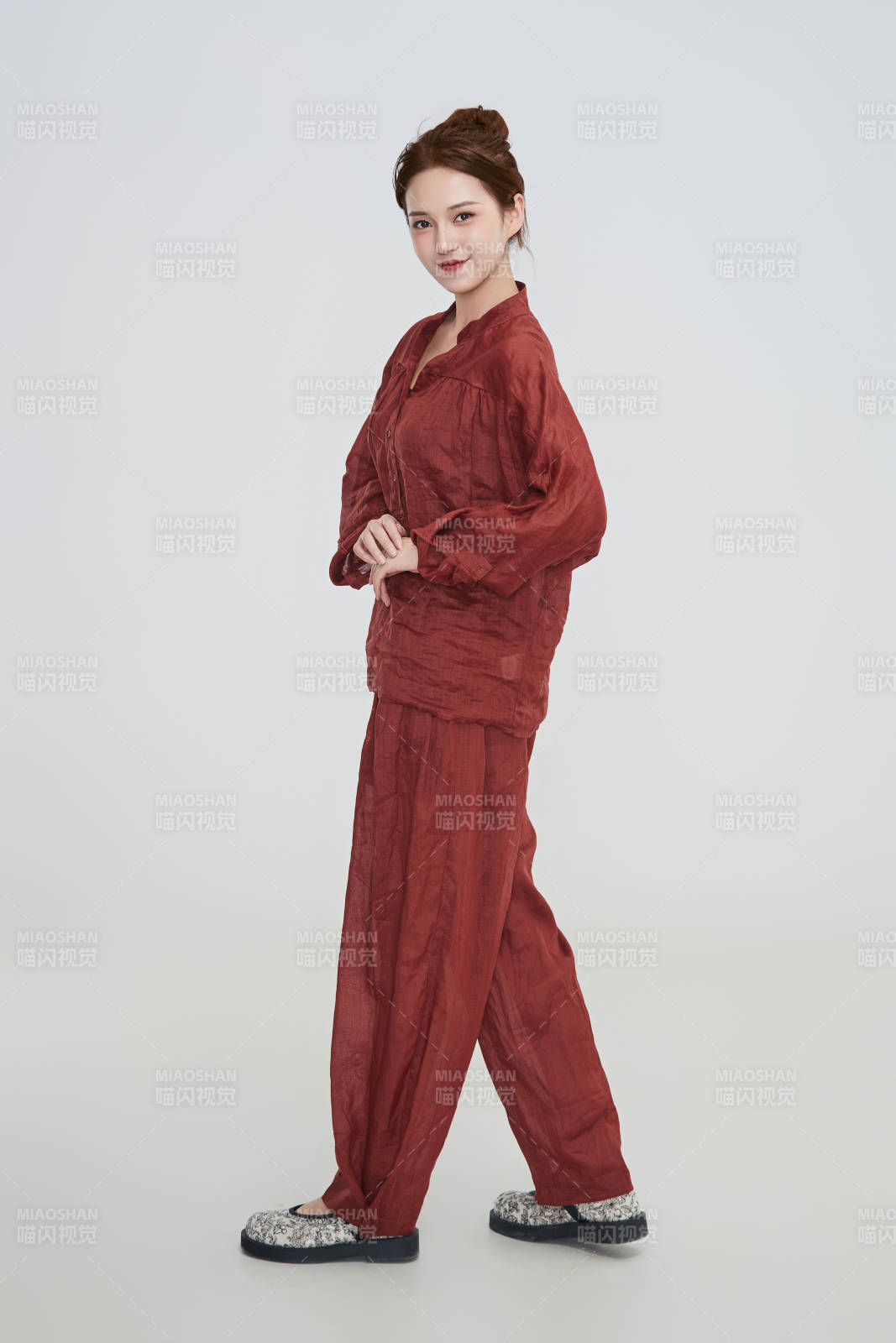 在摄影棚拍摄的青年时尚女性