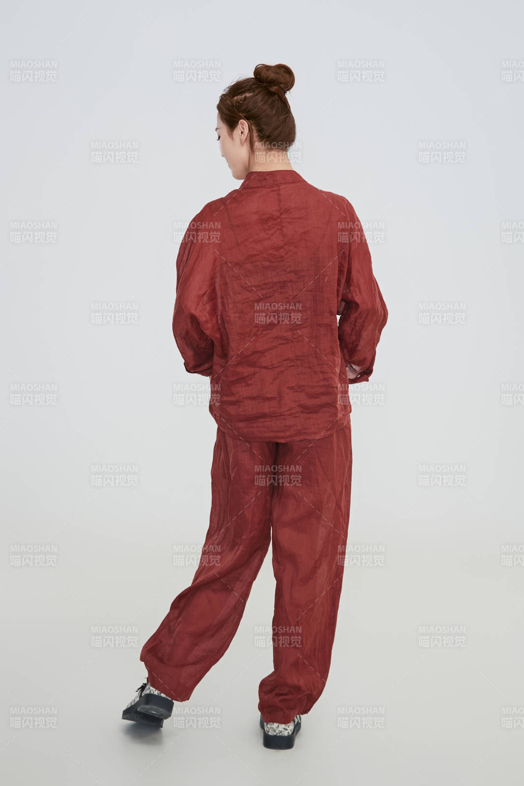 在摄影棚拍摄的青年时尚女性