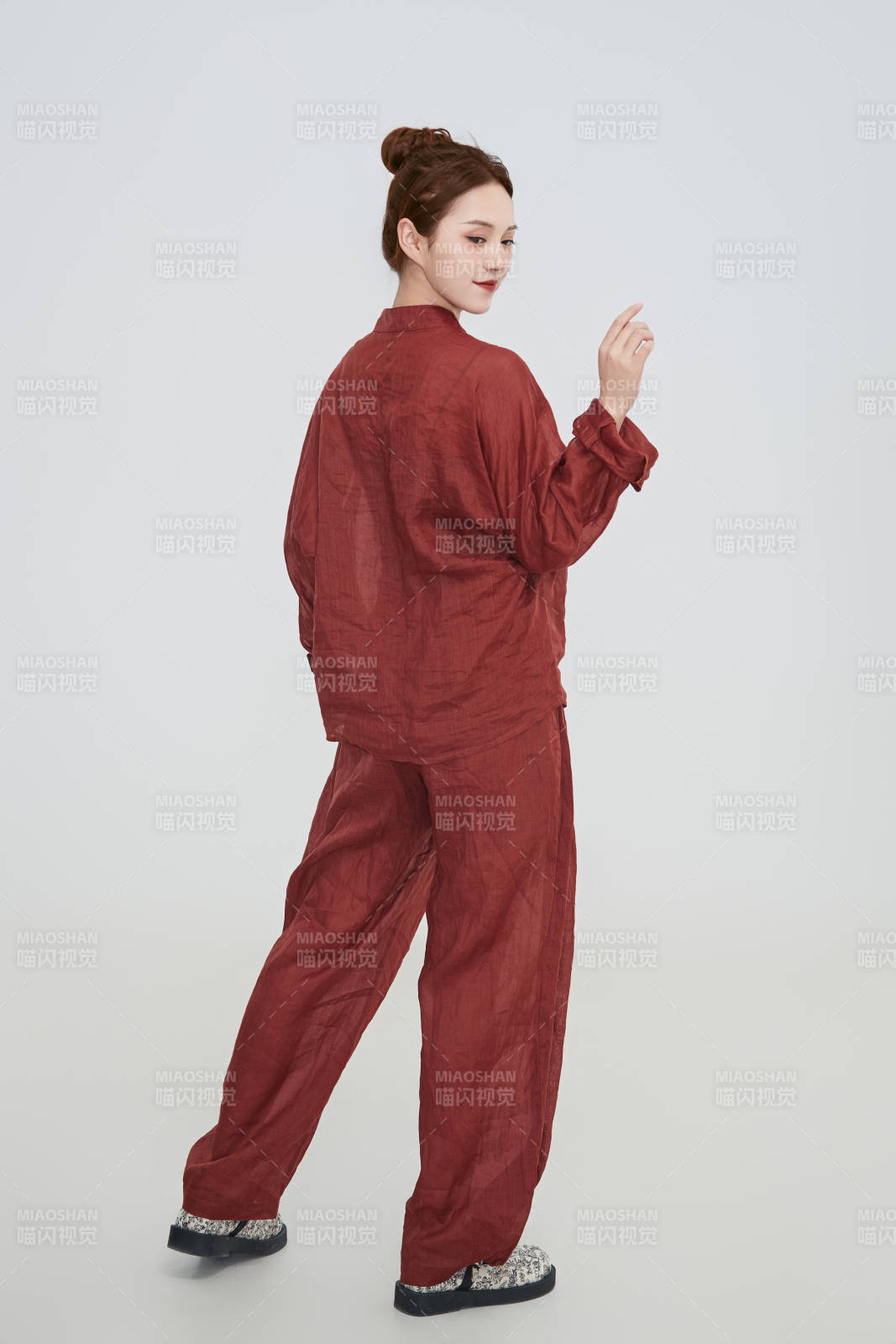 在摄影棚拍摄的青年时尚女性