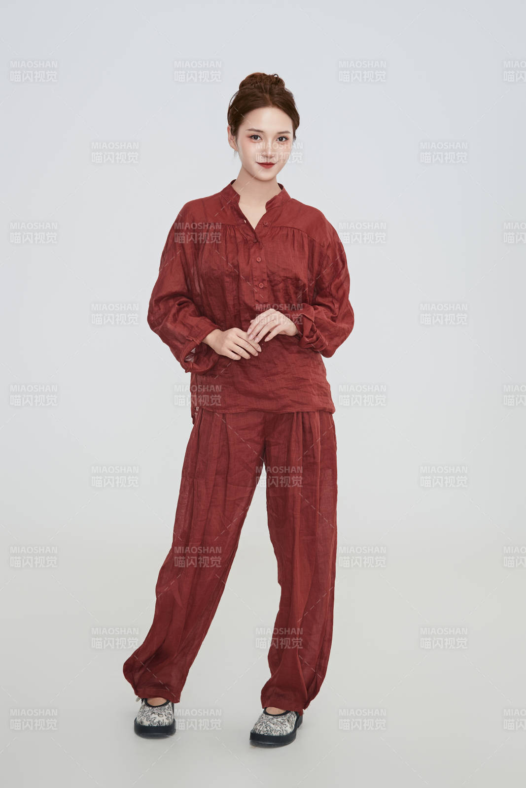 在摄影棚拍摄的青年时尚女性