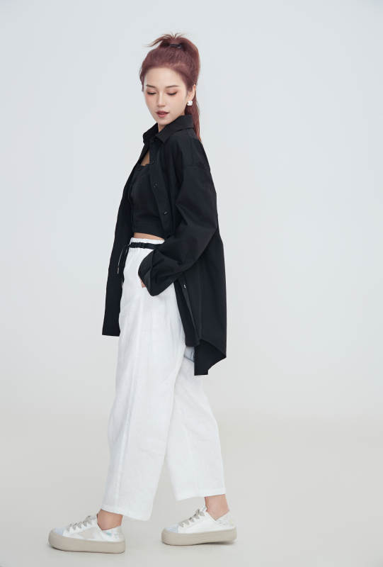 在摄影棚拍摄的青年时尚女性