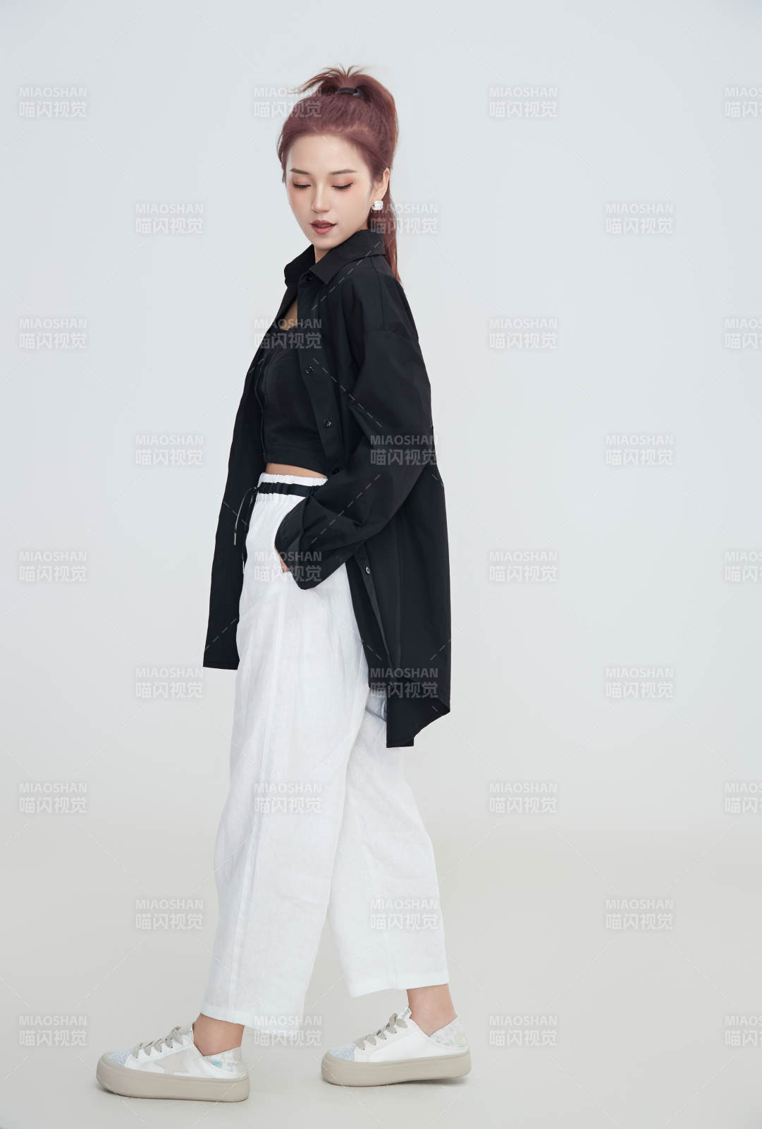 在摄影棚拍摄的青年时尚女性