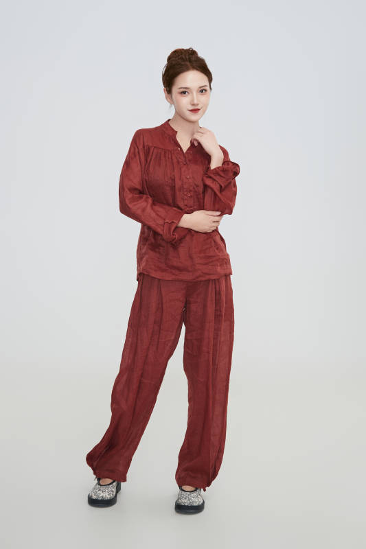 在摄影棚拍摄的青年时尚女性