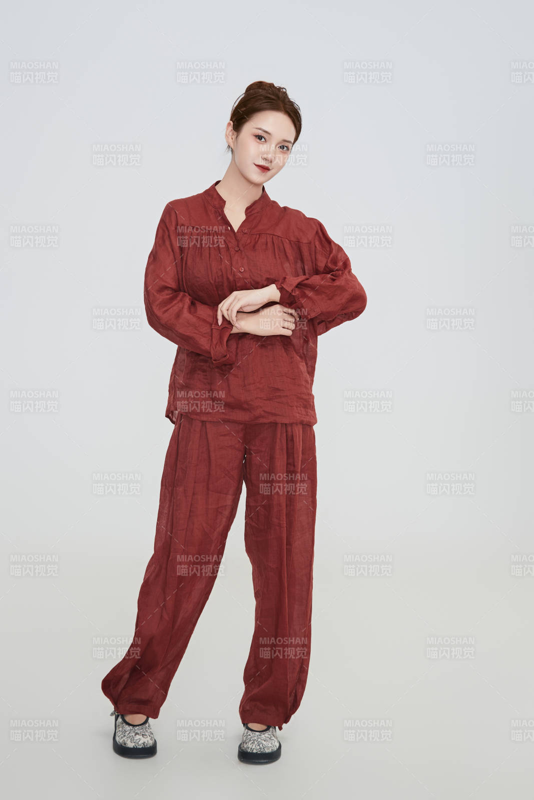 在攝影棚拍攝的青年時尚女性