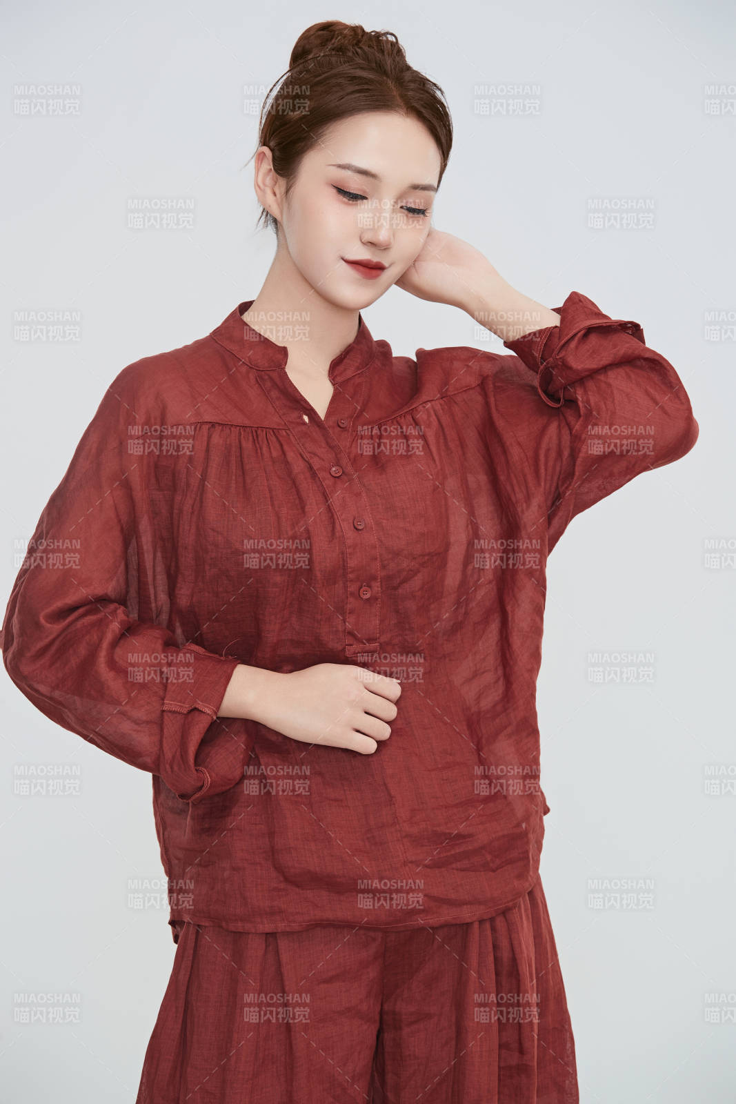 在摄影棚拍摄的青年时尚女性