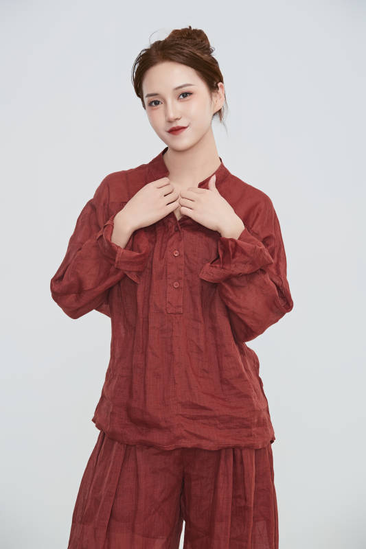 在摄影棚拍摄的青年时尚女性