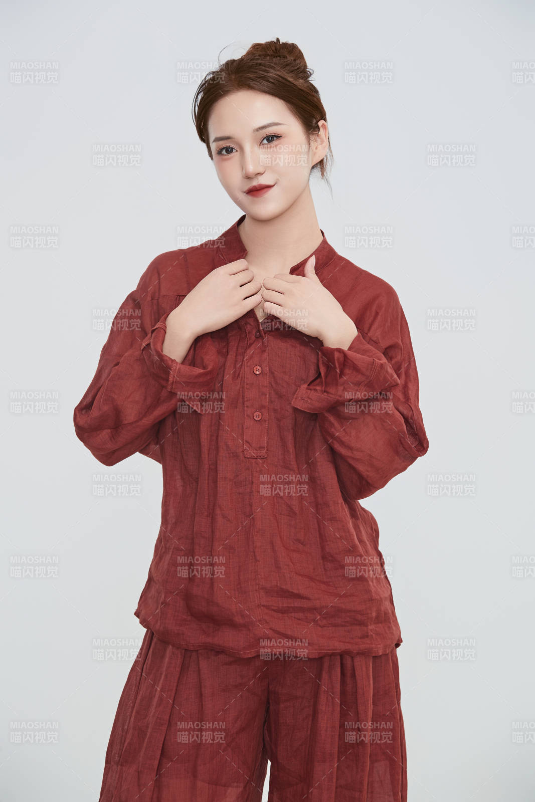 在摄影棚拍摄的青年时尚女性