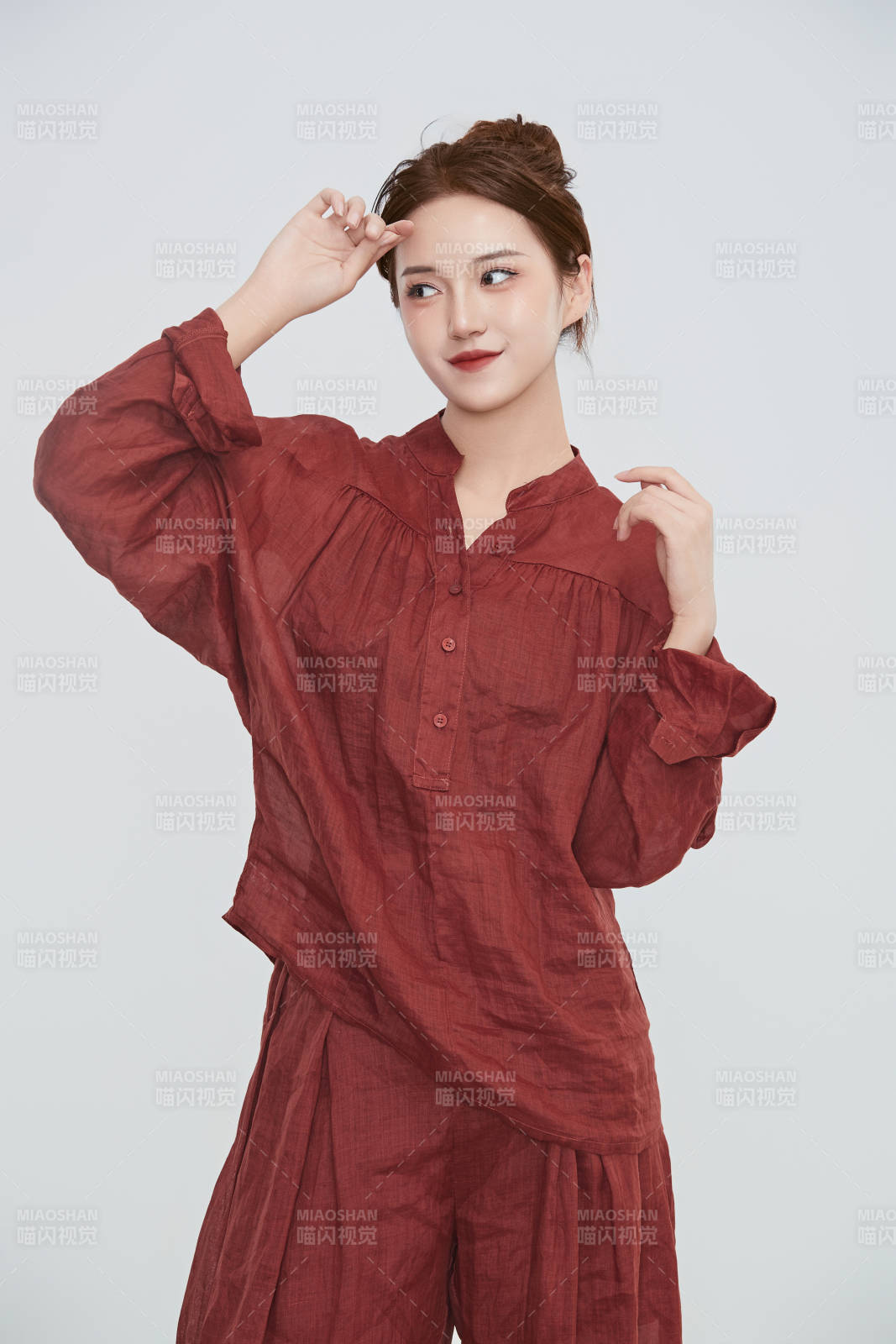 在摄影棚拍摄的青年时尚女性