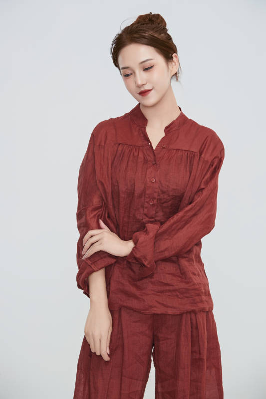 在摄影棚拍摄的青年时尚女性