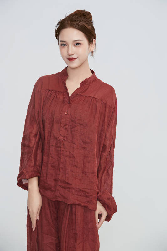 在摄影棚拍摄的青年时尚女性