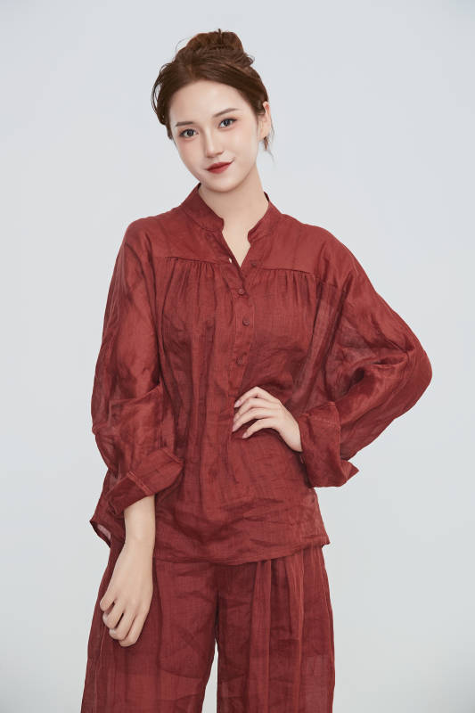 在摄影棚拍摄的青年时尚女性