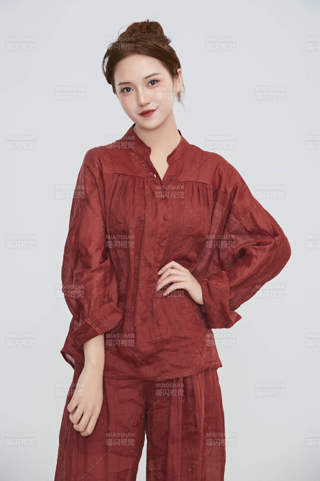 在摄影棚拍摄的青年时尚女性