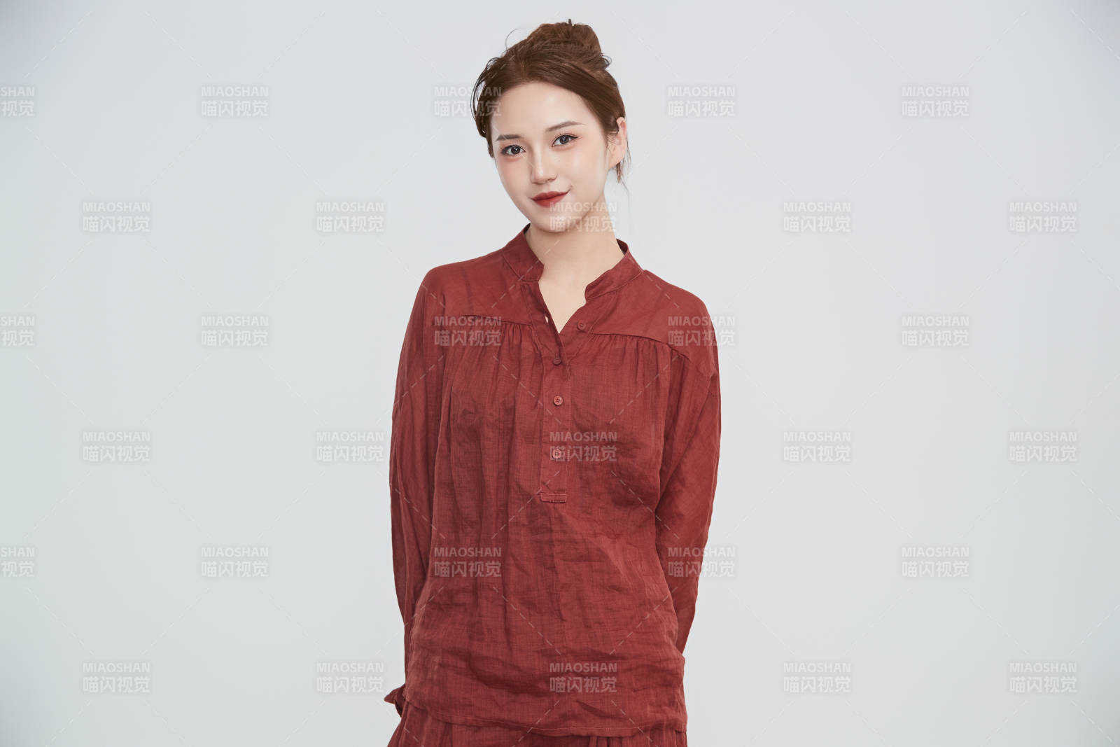 在攝影棚拍攝的青年時尚女性