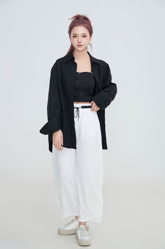 在摄影棚拍摄的青年时尚女性