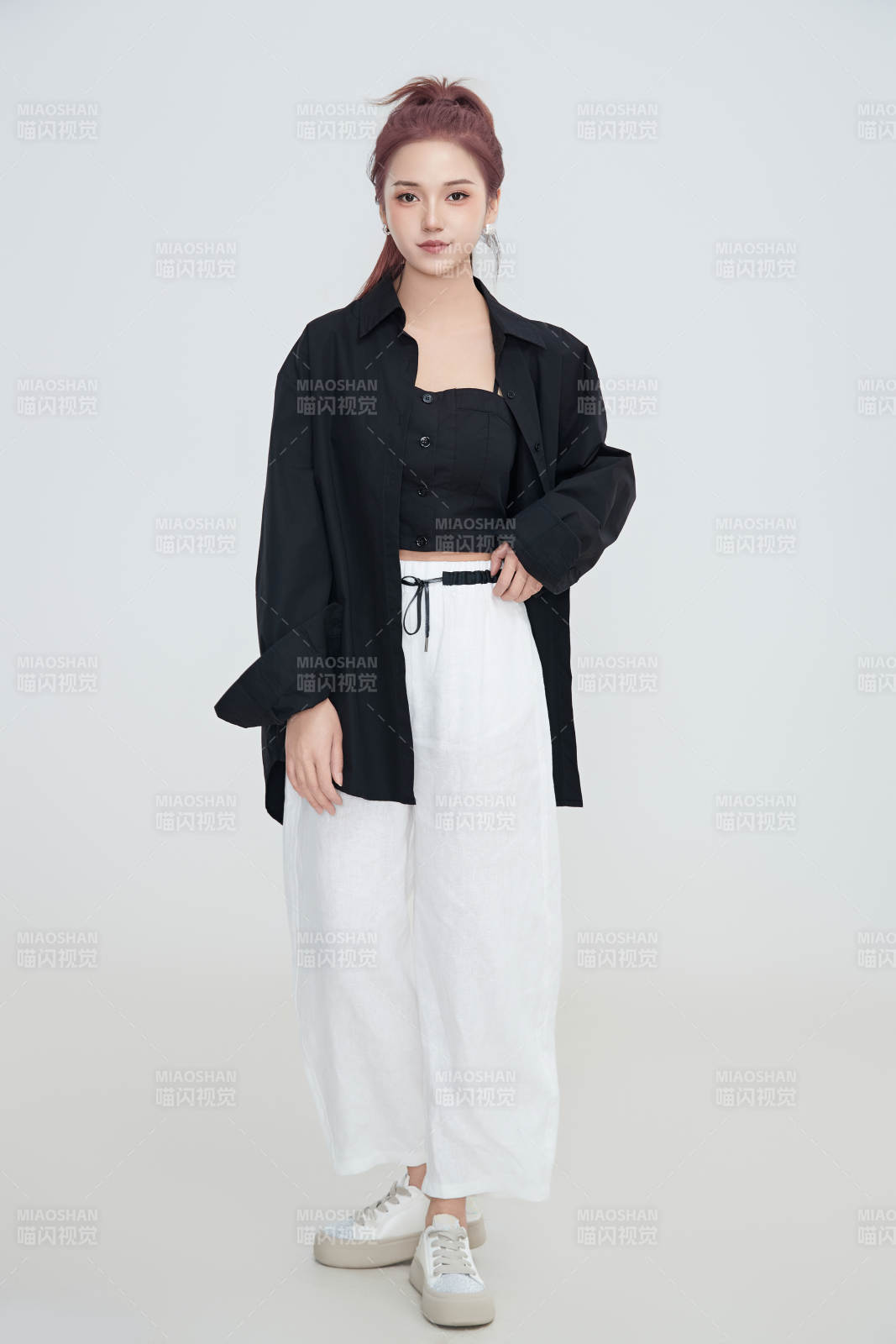 在攝影棚拍攝的青年時尚女性