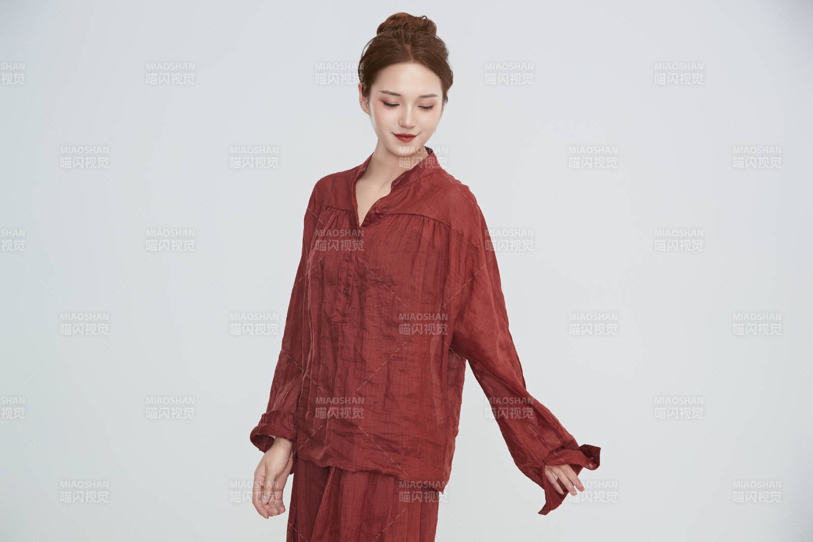 在攝影棚拍攝的青年時尚女性