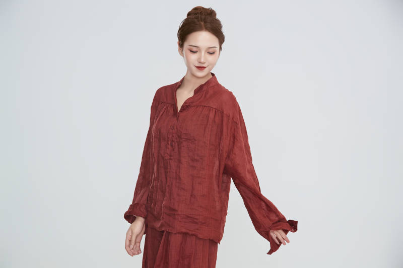 在摄影棚拍摄的青年时尚女性