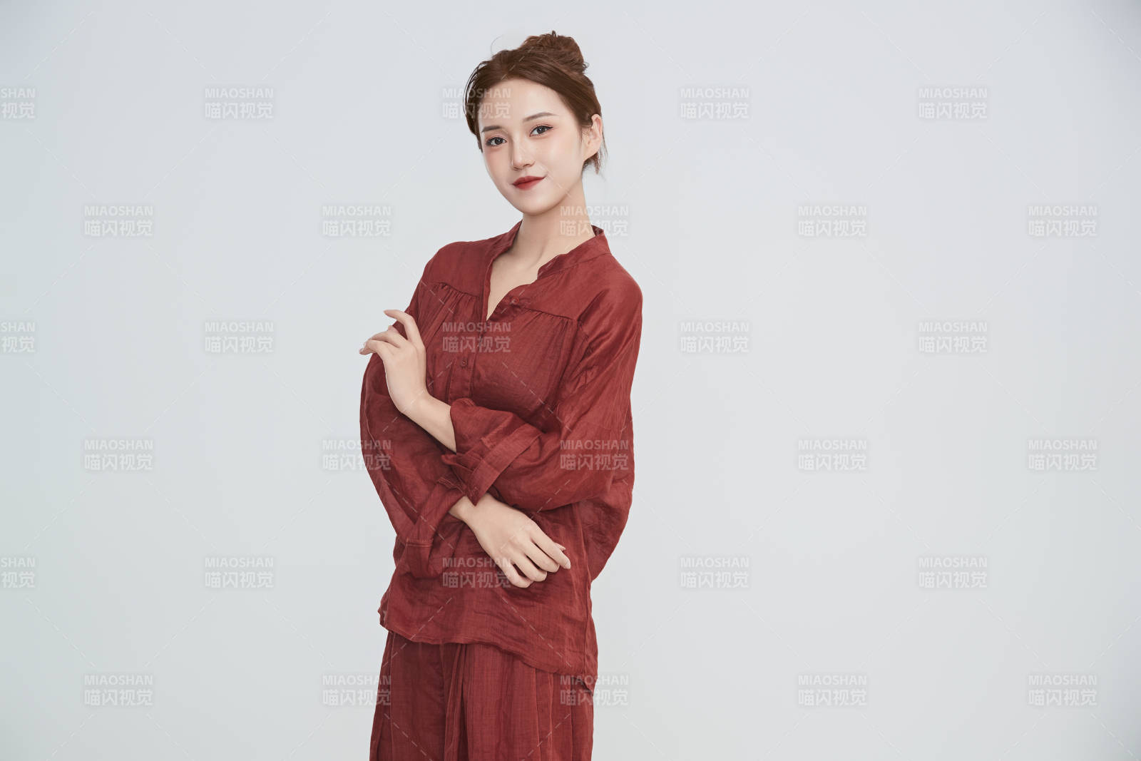 在摄影棚拍摄的青年时尚女性图片