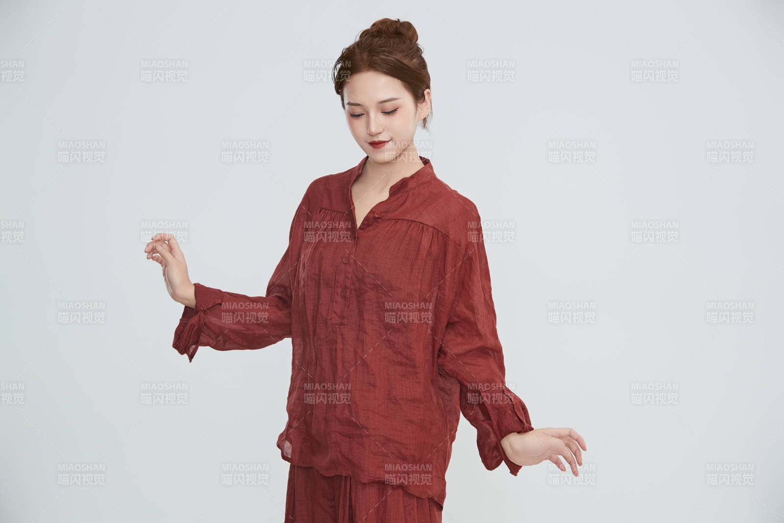 在攝影棚拍攝的青年時尚女性