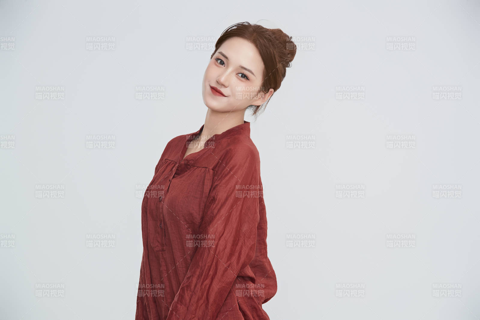 在摄影棚拍摄的青年时尚女性图片