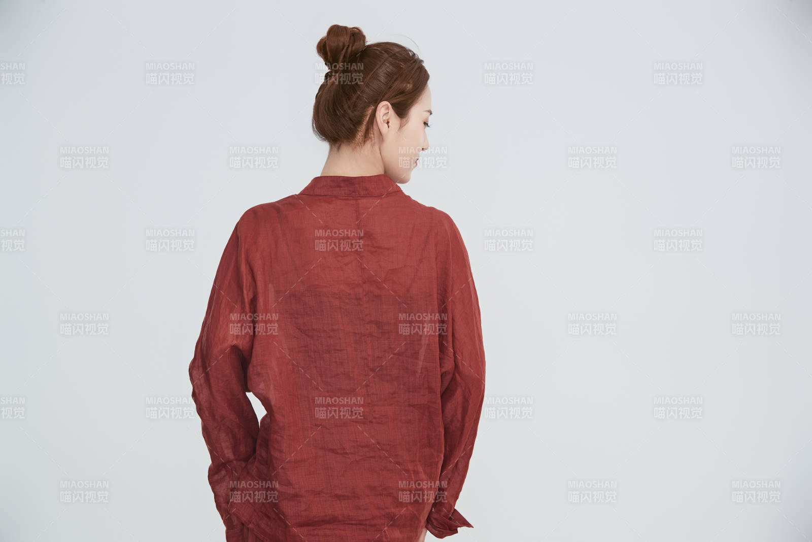 在攝影棚拍攝的青年時尚女性