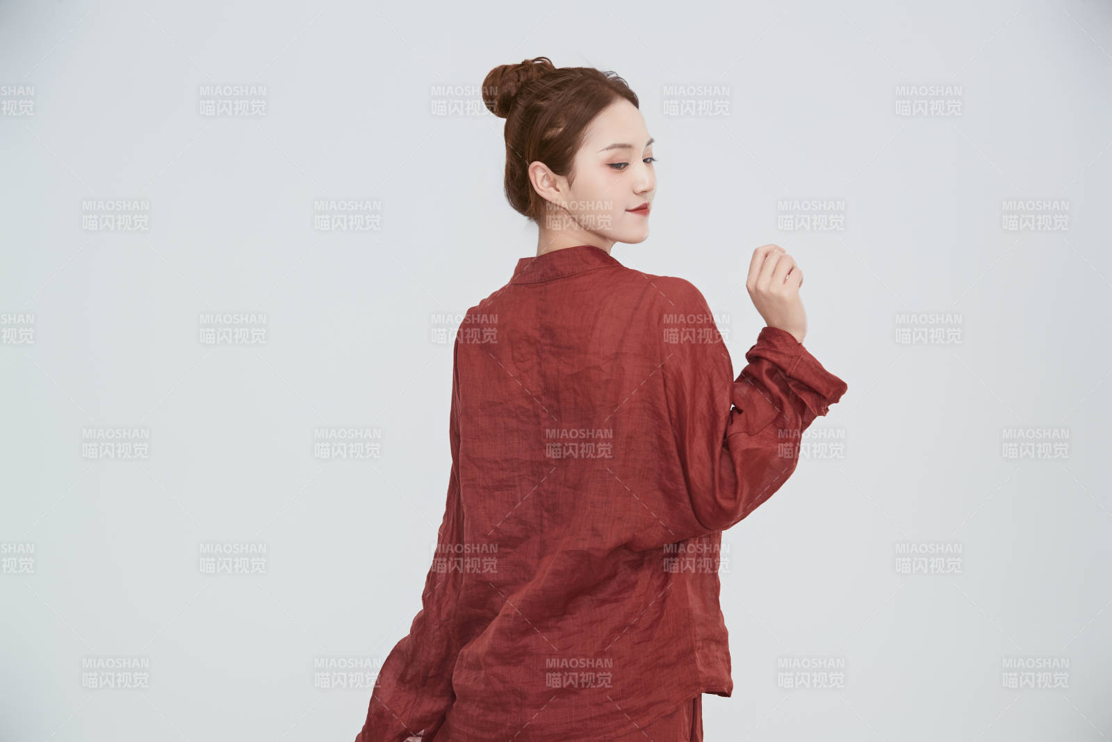 在攝影棚拍攝的青年時(shí)尚女性