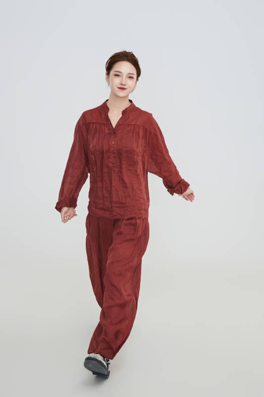 在摄影棚拍摄的青年时尚女性