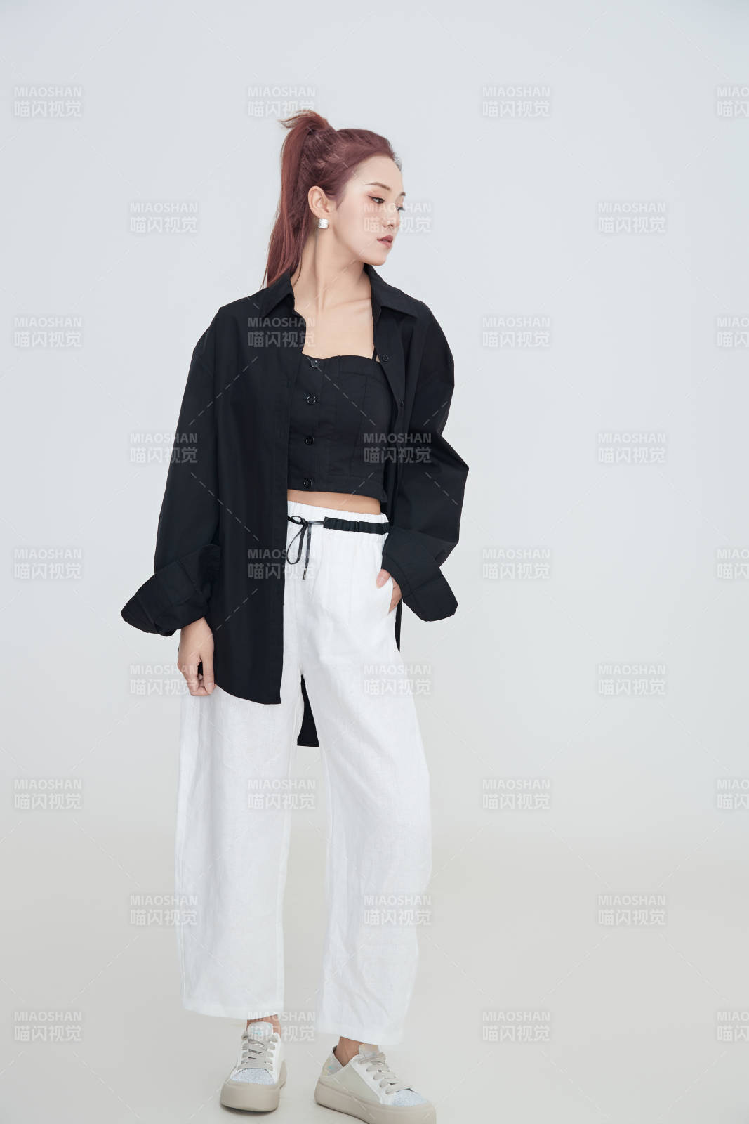 在攝影棚拍攝的青年時(shí)尚女性