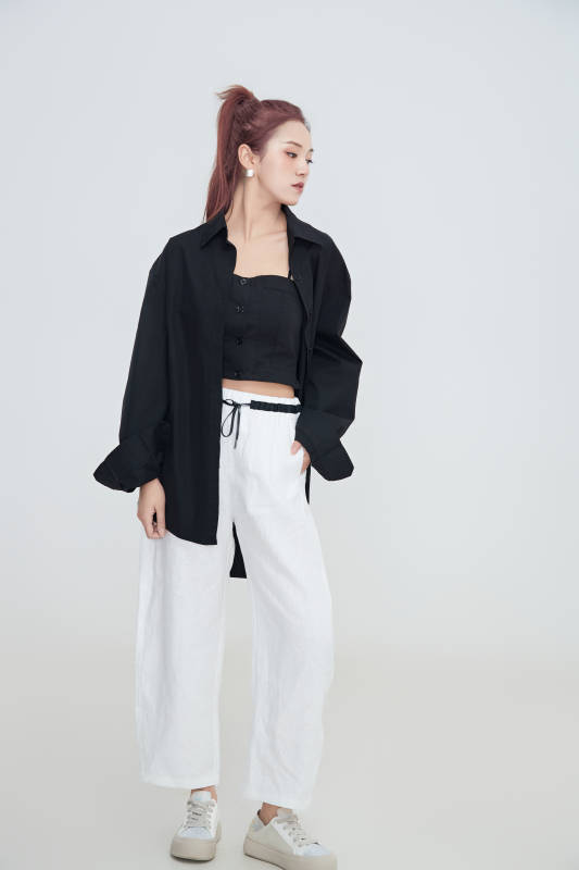 在摄影棚拍摄的青年时尚女性