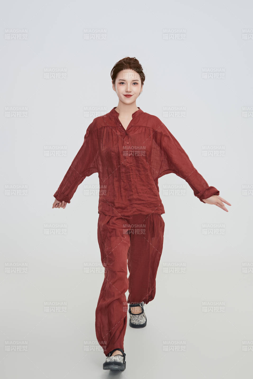 在摄影棚拍摄的青年时尚女性