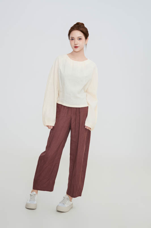 在摄影棚拍摄的青年时尚女性