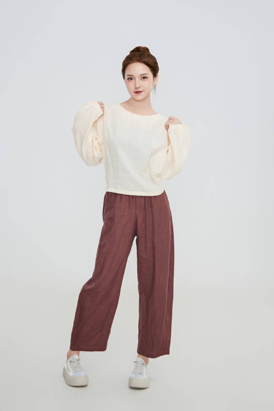 在摄影棚拍摄的青年时尚女性