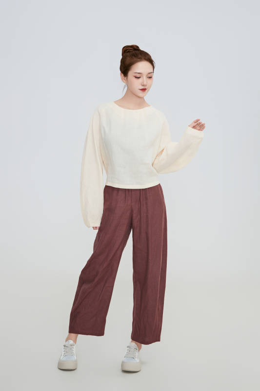 在摄影棚拍摄的青年时尚女性