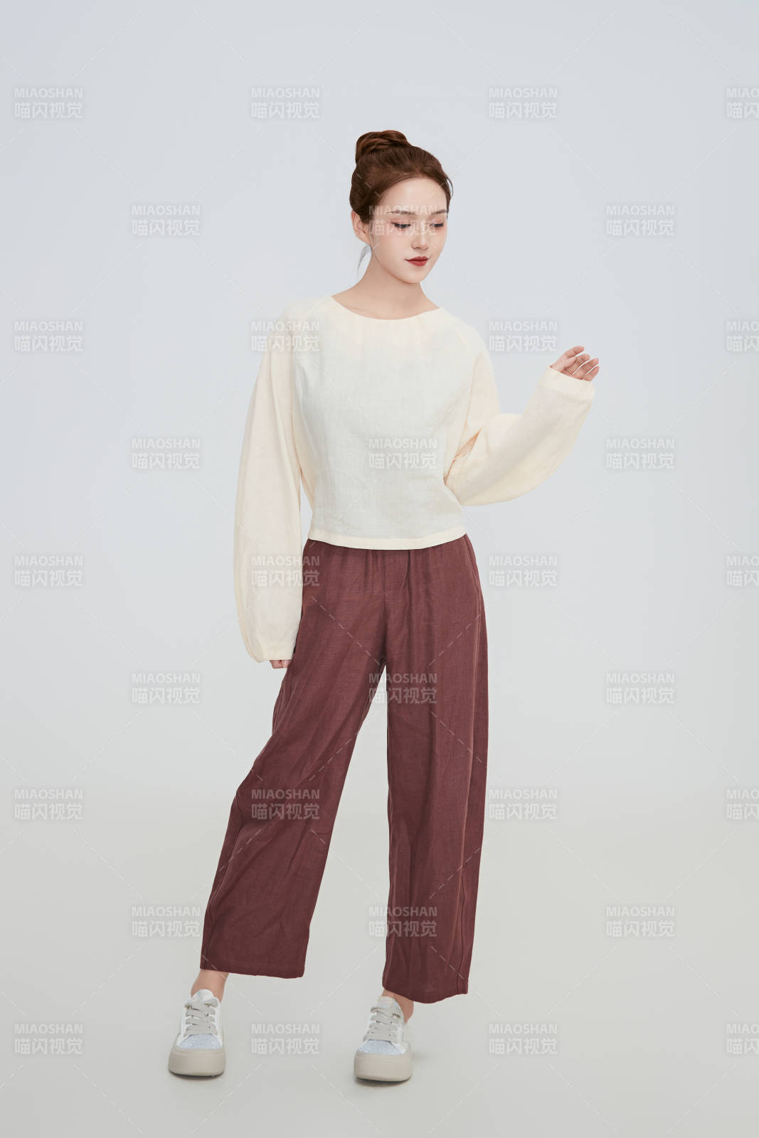 在摄影棚拍摄的青年时尚女性