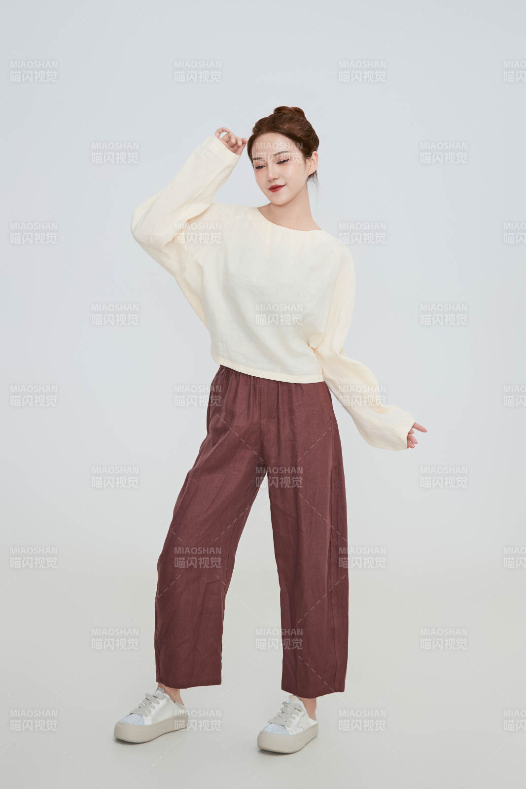 在摄影棚拍摄的青年时尚女性