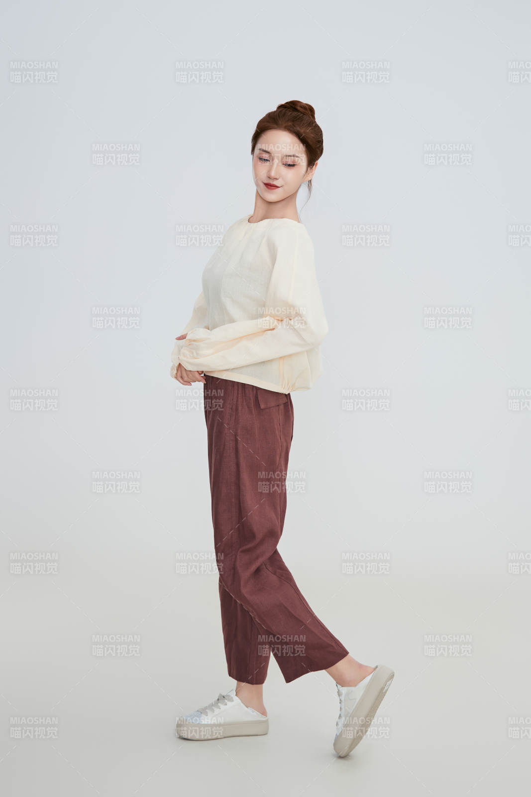 在摄影棚拍摄的青年时尚女性