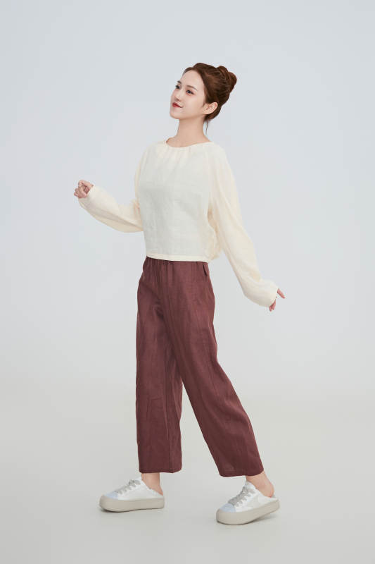 在摄影棚拍摄的青年时尚女性