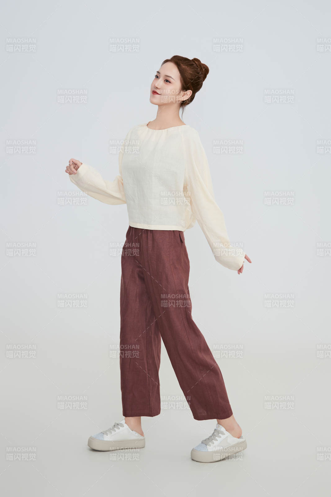 在摄影棚拍摄的青年时尚女性