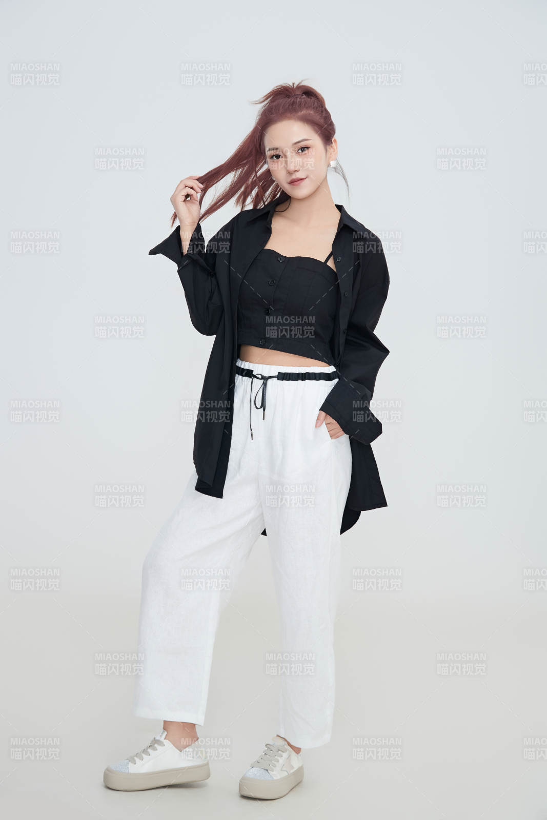 在攝影棚拍攝的青年時尚女性