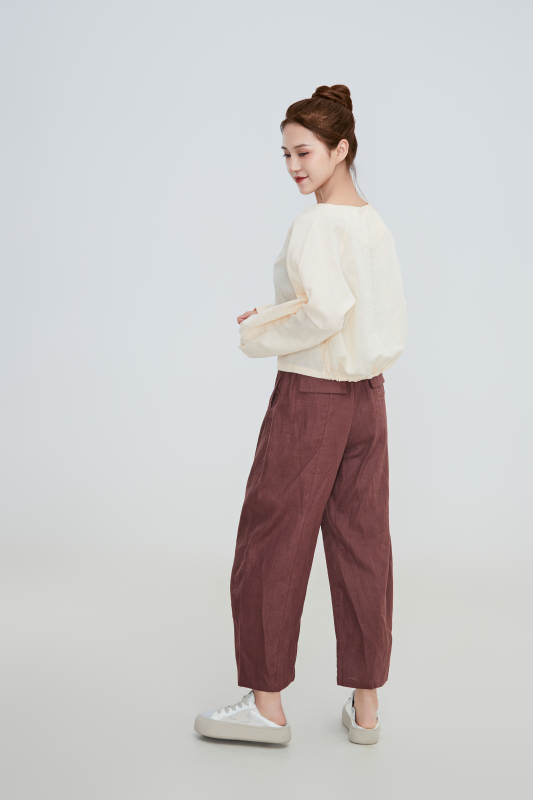 在摄影棚拍摄的青年时尚女性