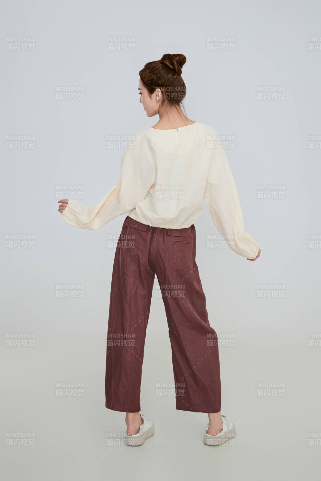 在摄影棚拍摄的青年时尚女性