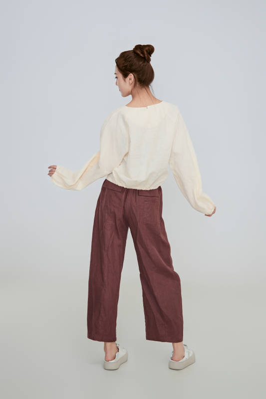 在摄影棚拍摄的青年时尚女性