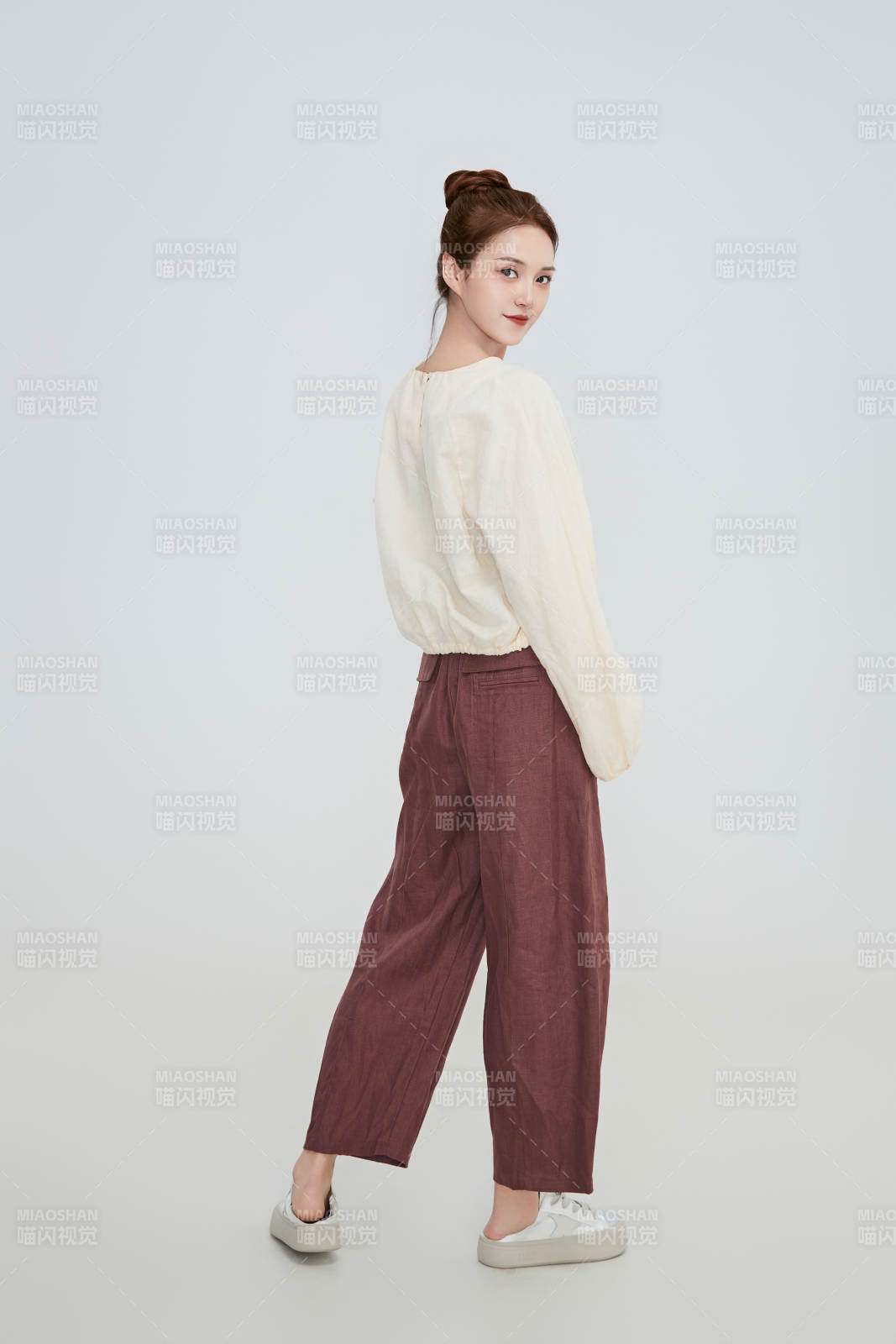 在攝影棚拍攝的青年時尚女性