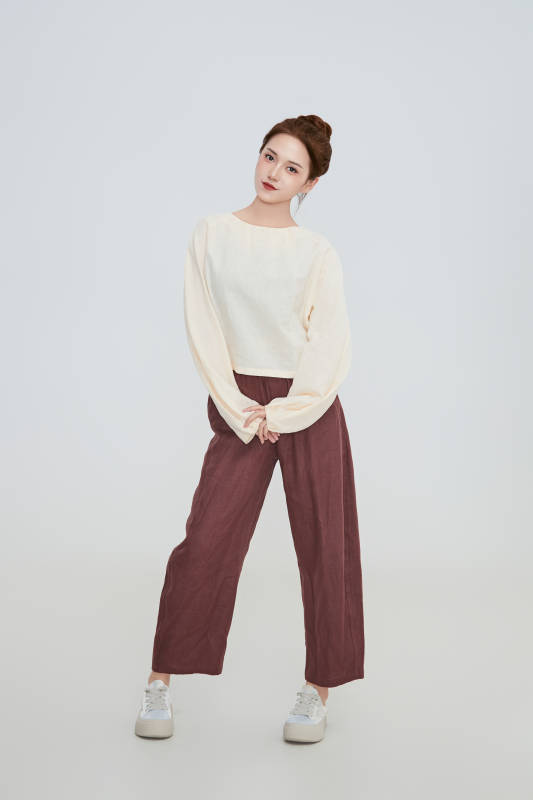 在摄影棚拍摄的青年时尚女性