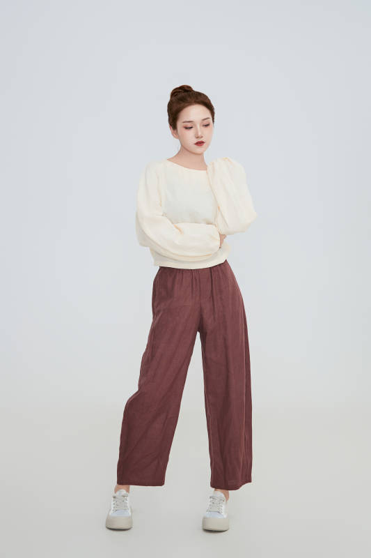 在摄影棚拍摄的青年时尚女性